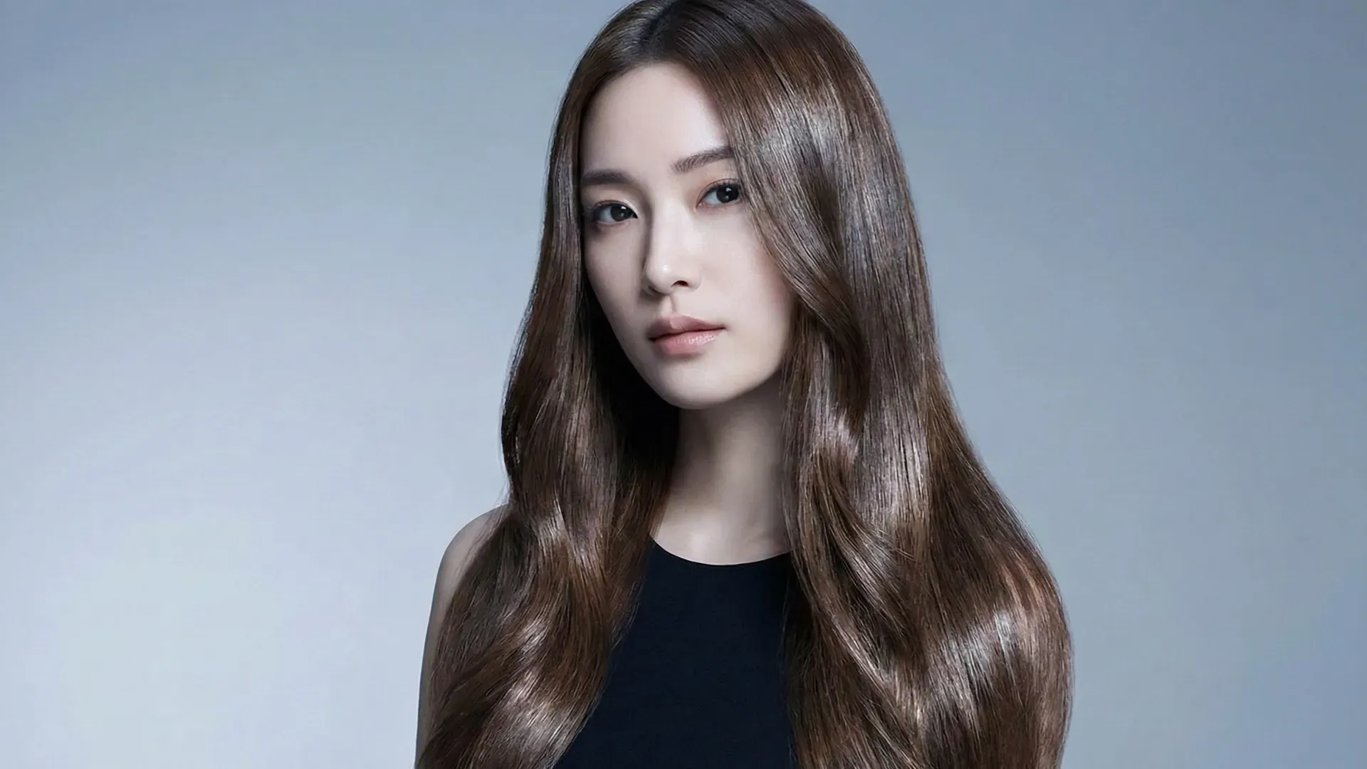 2026髮色趨勢示範：液態冷棕色 (Liquid Brunette) 的光澤感，展現如水面般的折射率，適合亞洲膚色的顯白髮色。