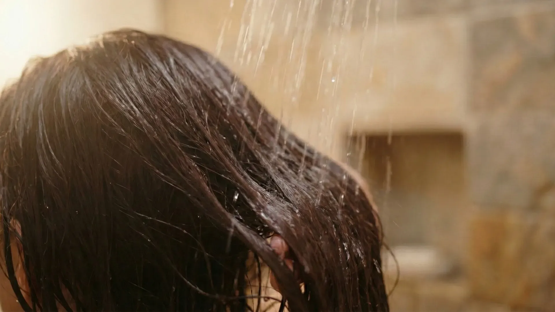 染髮後洗頭水溫建議：使用 38°C 溫水沖洗，避免高溫導致毛鱗片張開與色素流失，保護髮色持久度。