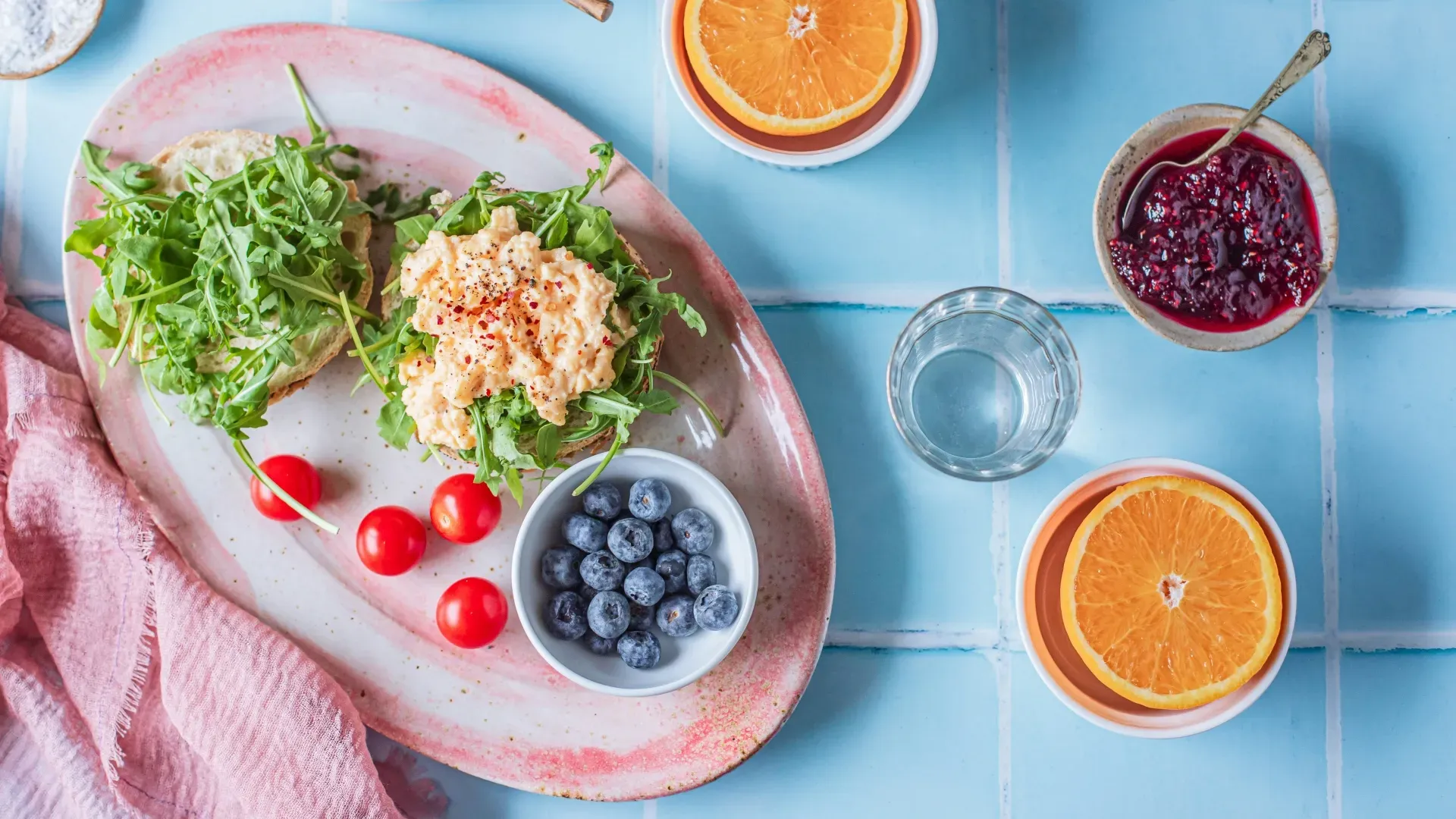 地中海飲食餐桌擺設,包含深海魚、大量蔬菜與特級初榨橄欖油,富含抗發炎食物。