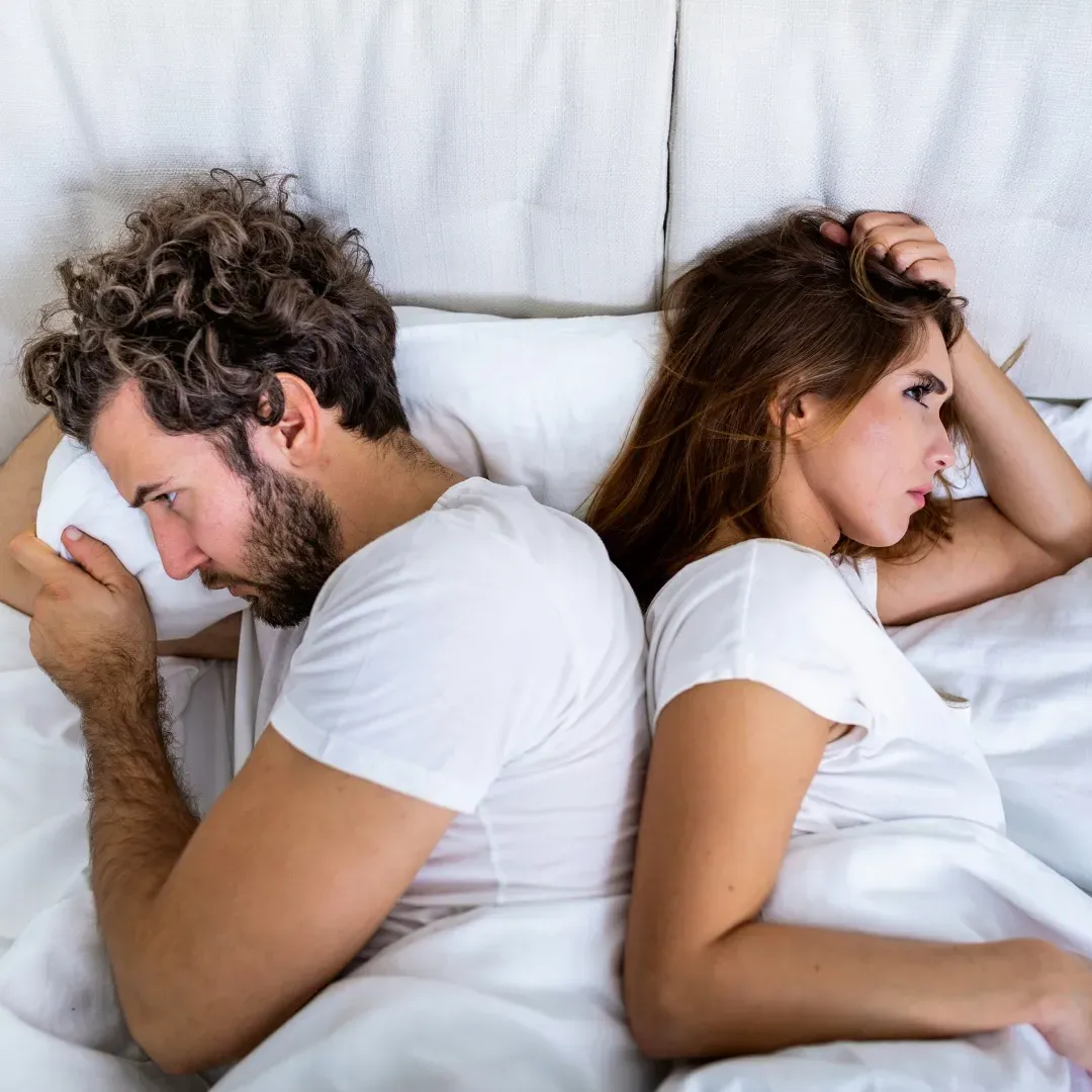 微劈腿 Micro Cheating Signs Digital Distance Couple On Phone Getty Images Unsplash