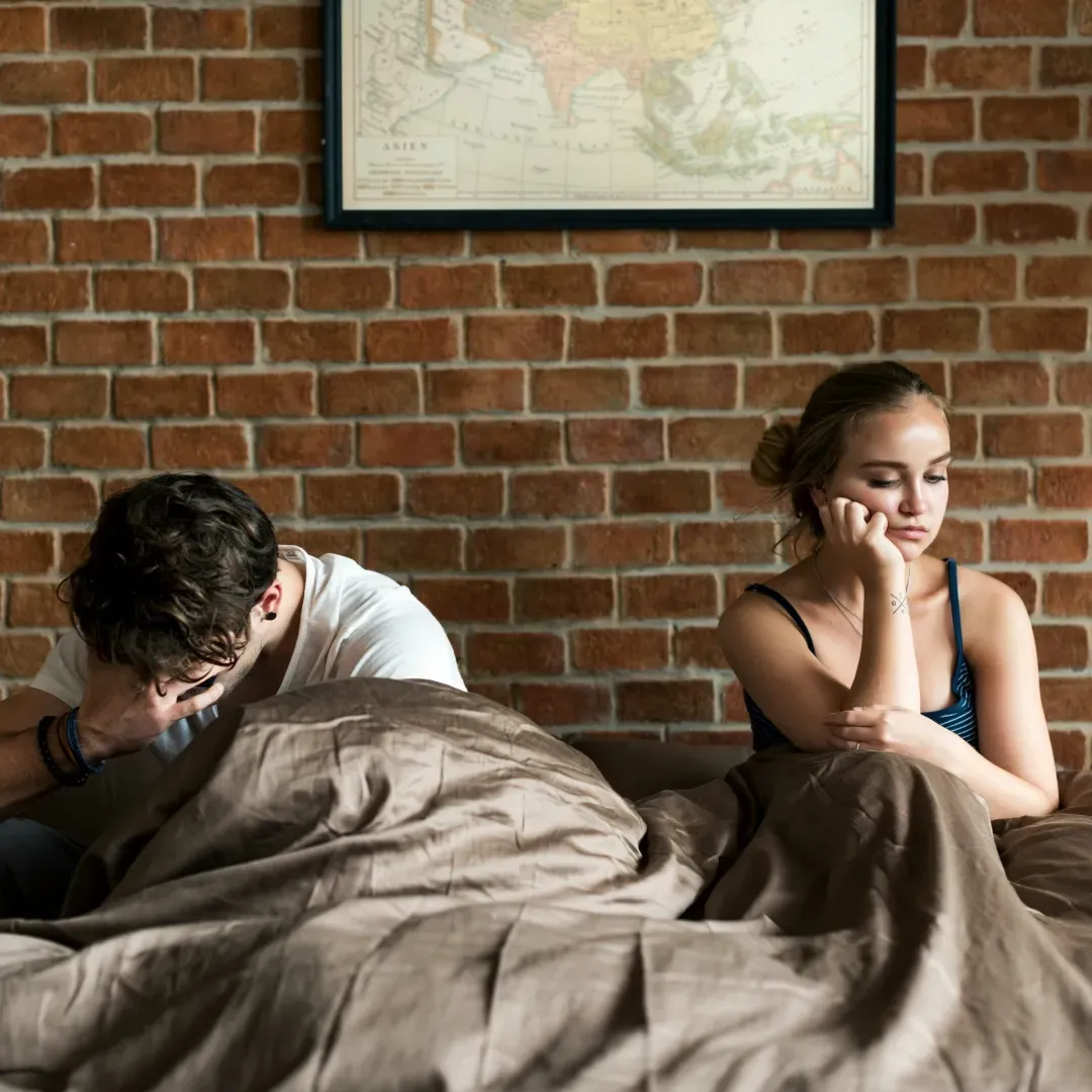 界線 Micro Cheating Signs Digital Distance Couple On Phone Curated Lifestyle Unsplash