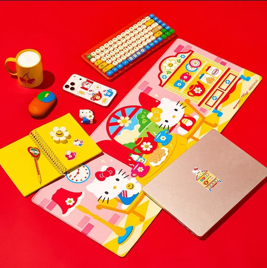 Hello Kitty 聯名wiggle Wiggle：長版桌墊2