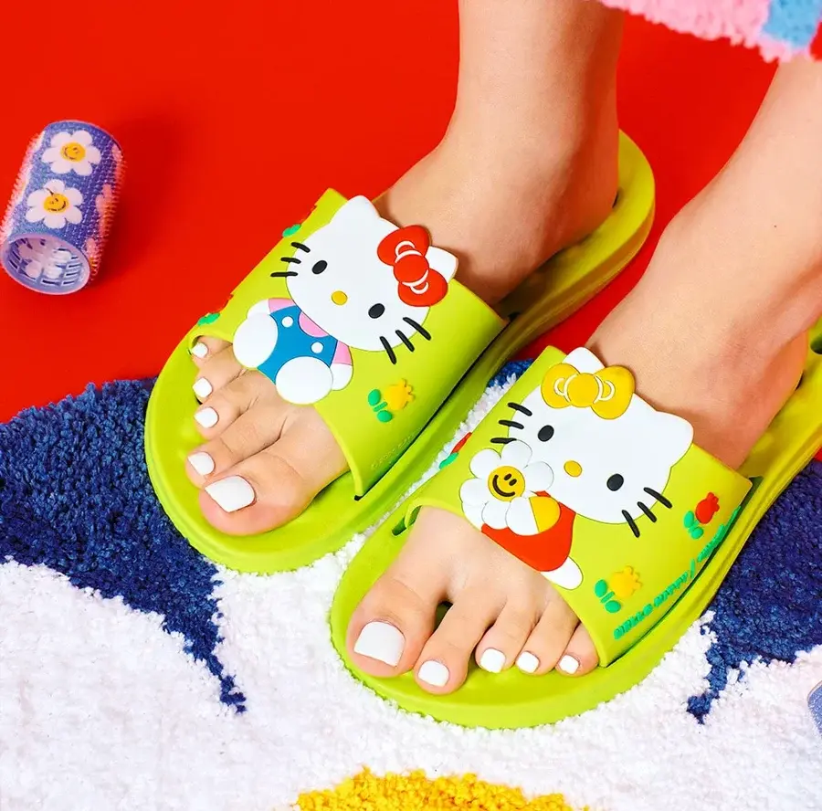 Hello Kitty 聯名wiggle Wiggle：浴室防滑拖鞋