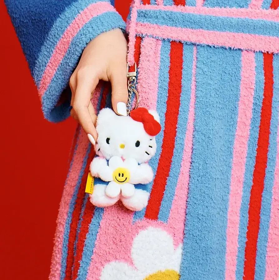 Hello Kitty 聯名wiggle Wiggle：毛絨 Hello Kitty 吊飾2
