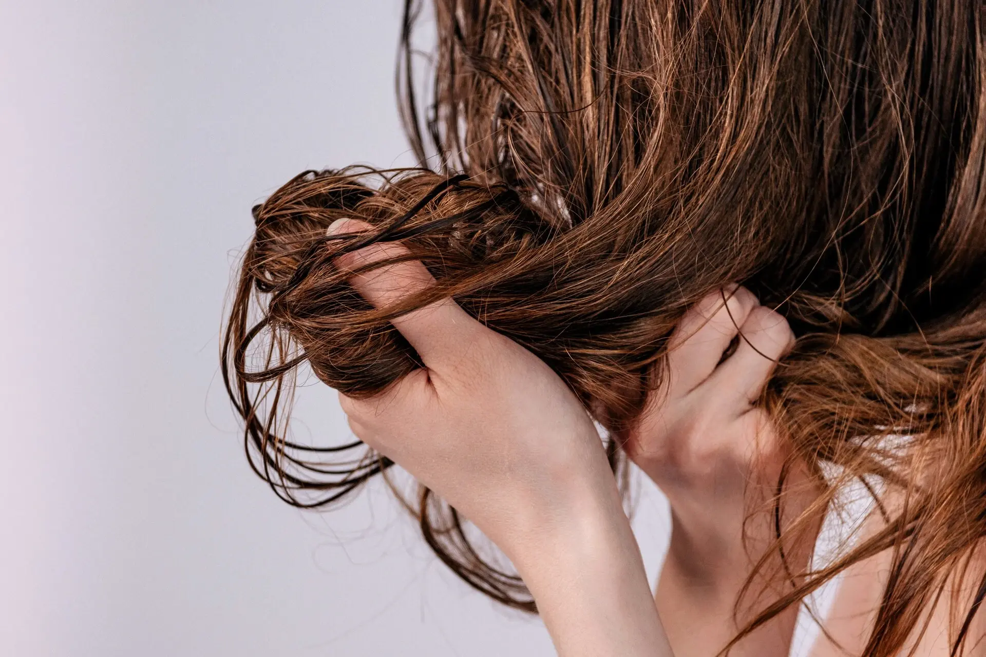 洗頭頻率怎麼抓 Dmitrii Shirnin Koy Unsplash