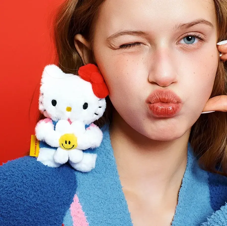 Hello Kitty 聯名wiggle Wiggle：毛絨 Hello Kitty 吊飾