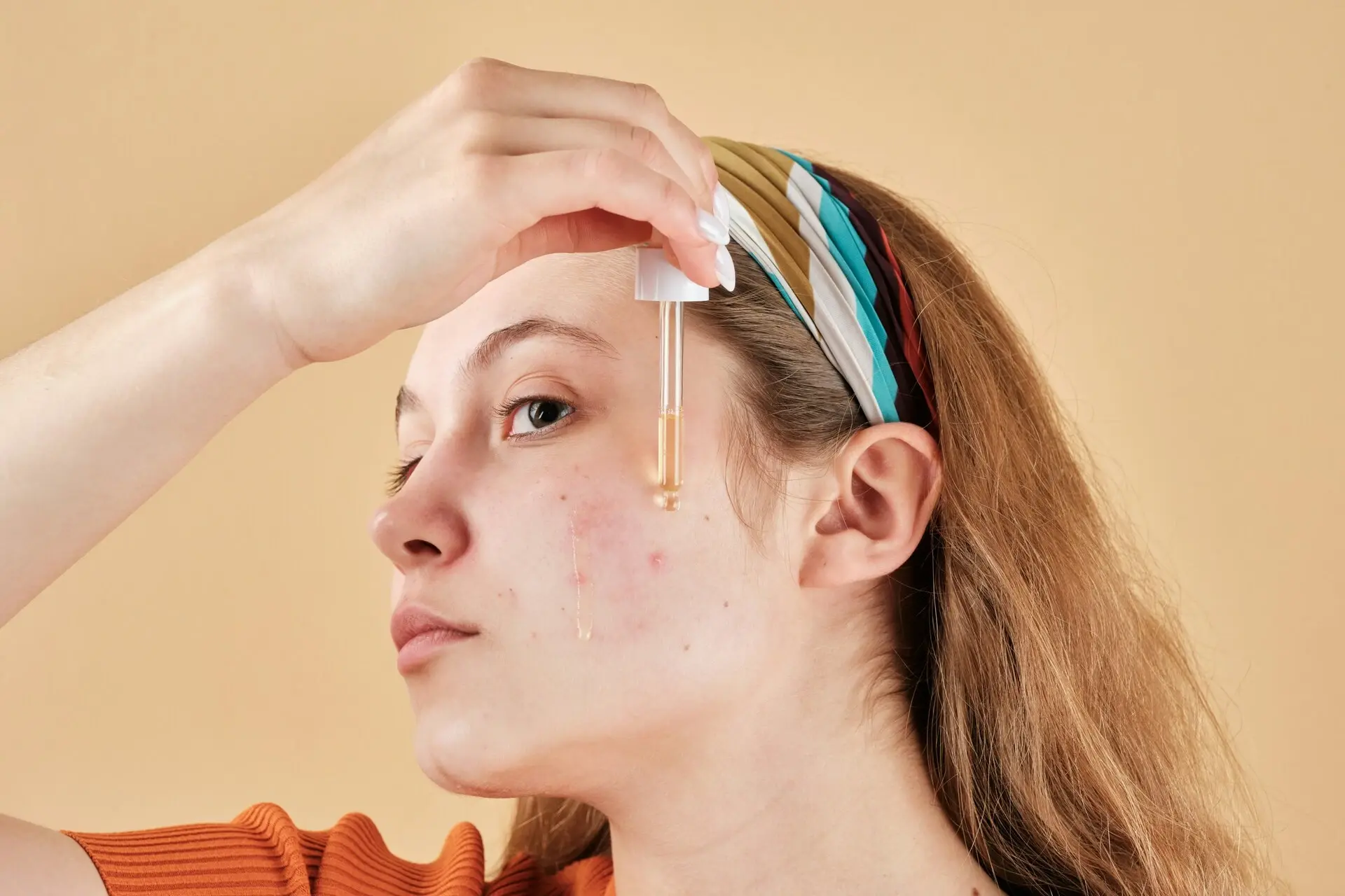 Article Cover 2026 抗痘保養推薦:7款高評價精華,痘痘肌必收清單 Andrej Lisakov Unsplash