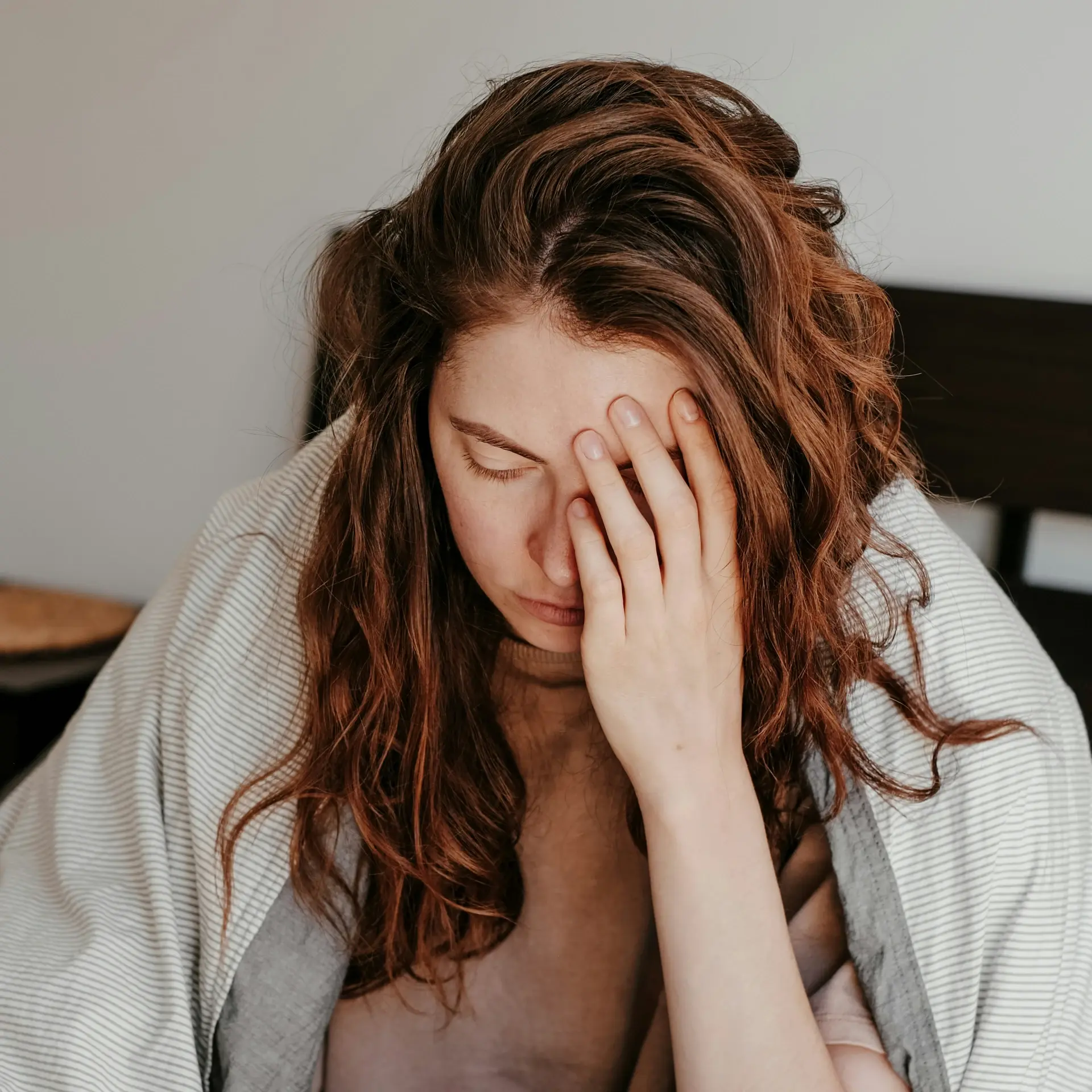 體內濕氣怎麼排 濕氣重 身體不舒服 女性 頭暈 頭痛 Valeriia Miller Unsplash 