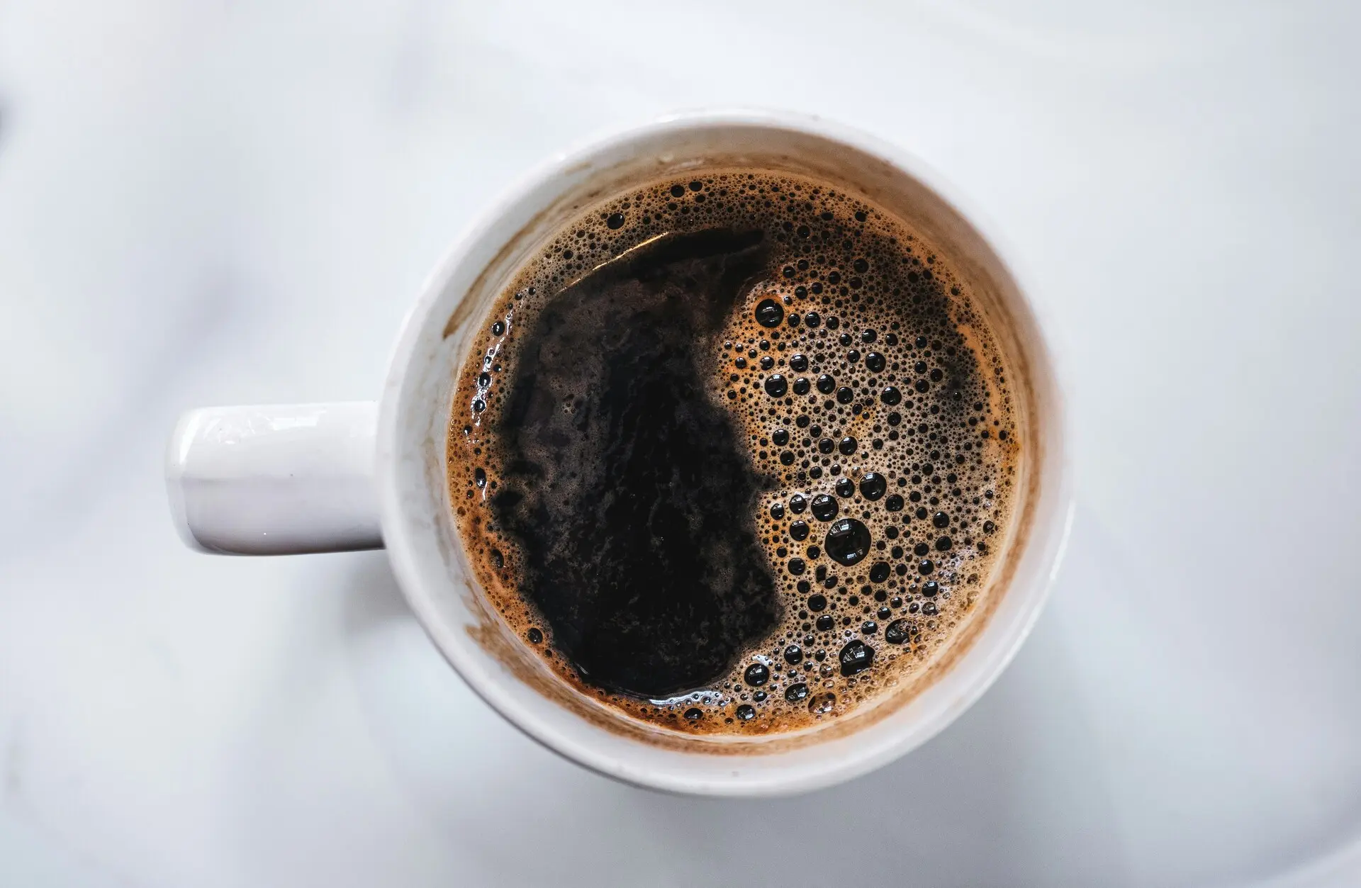 牙齒保養重點 日積月累造成牙齒染色 Alfred Kenneally Unsplash