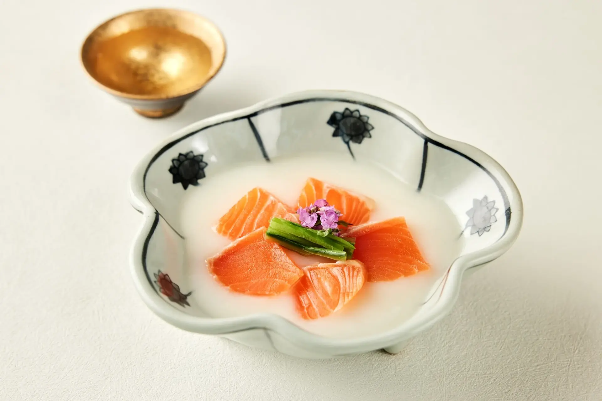 The Ukai Taipei 割烹圖2、「冷製ukai豆腐 富士鱒魚煙燻稻草燒」嚴選三種黃豆手工製作,搭配稻草燻香的日本富士鱒魚,層次分明又開胃。