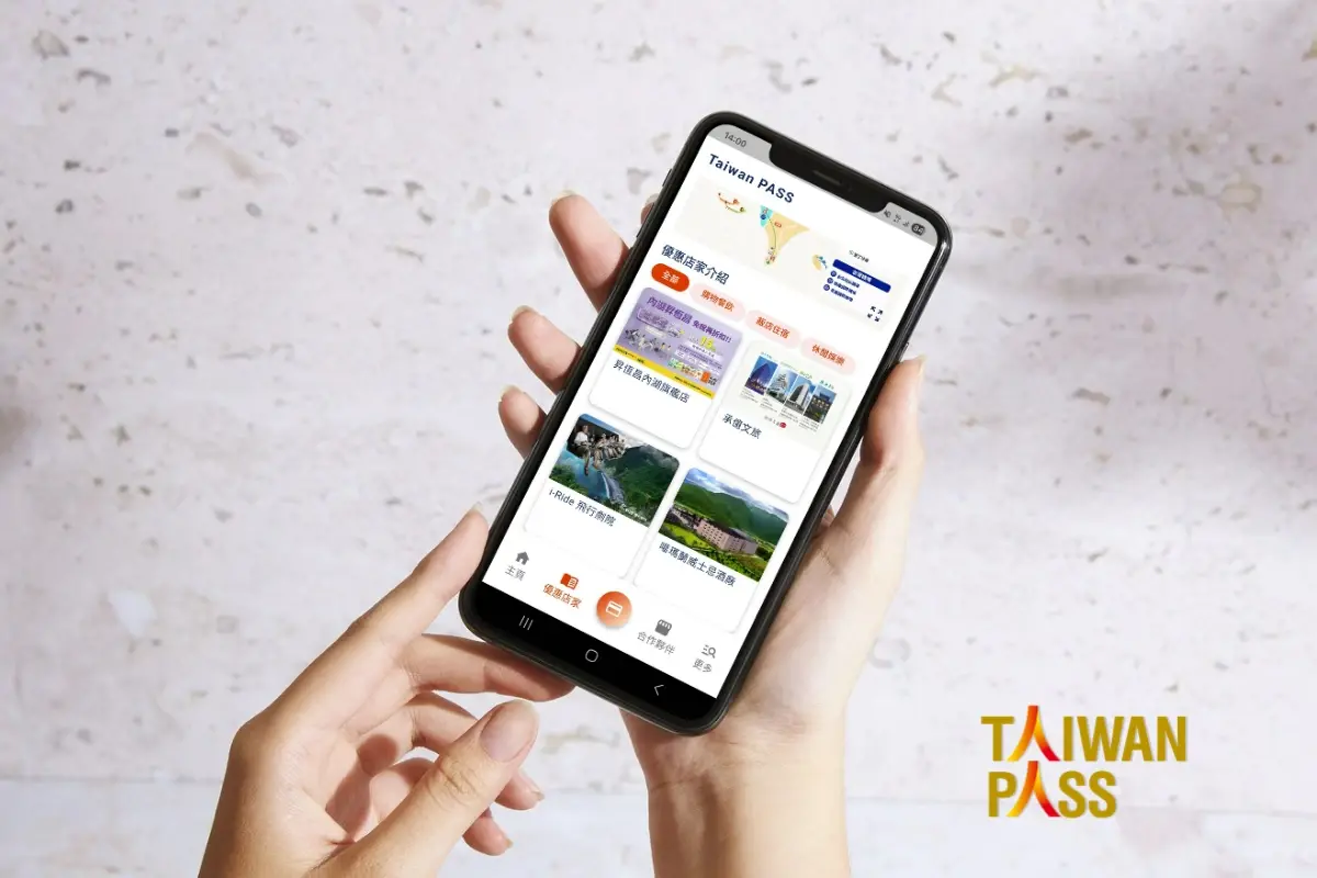 圖1：旅客購買taiwan Pass台鐵版後，下載taiwan Pass App完成開卡，即可於手機查看交通票券、優惠店家資訊及專屬優惠內容，輕鬆享受「一機在手、暢遊台灣」的便利旅遊服務。