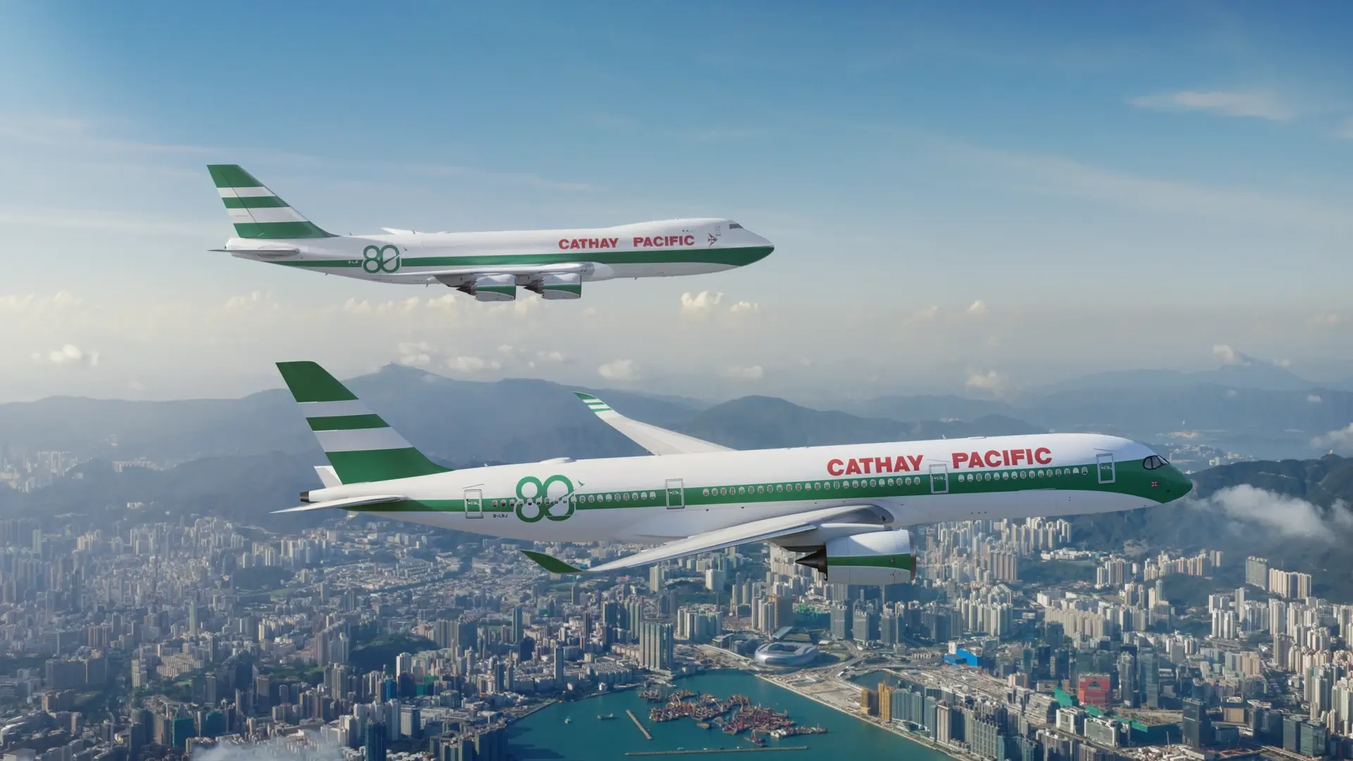 國泰航空80週年2.為歡慶八十周年，空中巴士a350 900客機與波音747 8f貨機，披上了 1970 至 1990 年代最經典的綠白相間設計，被暱稱為「生菜葉三明治」的復古塗裝。