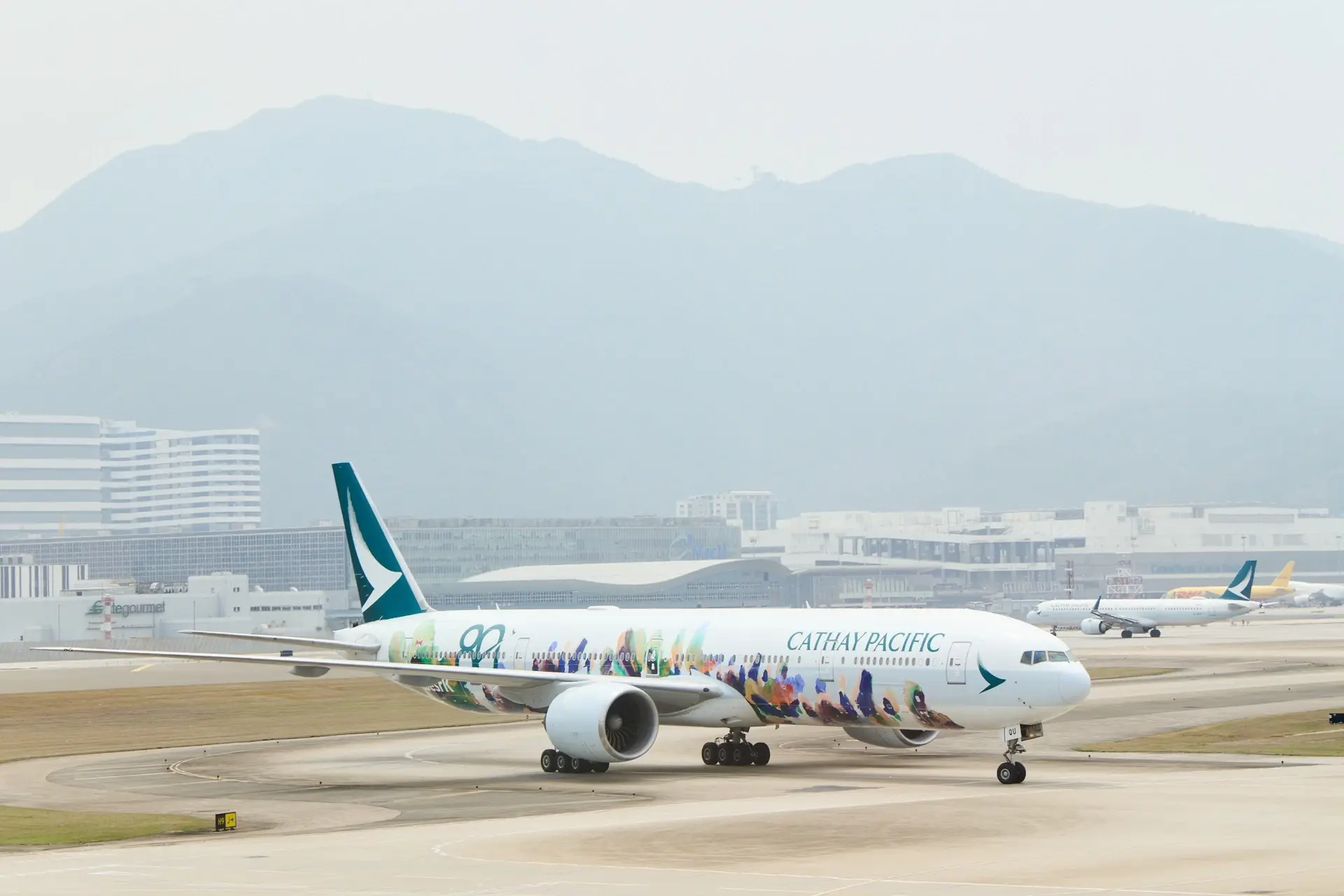 國泰航空80週年3. 波音777客機化身「香港精神號──八十周年紀念版」，與香港西九文化區合作，由香港跨媒體藝術家黃宏達創作，將香港的創意活力帶向世界。