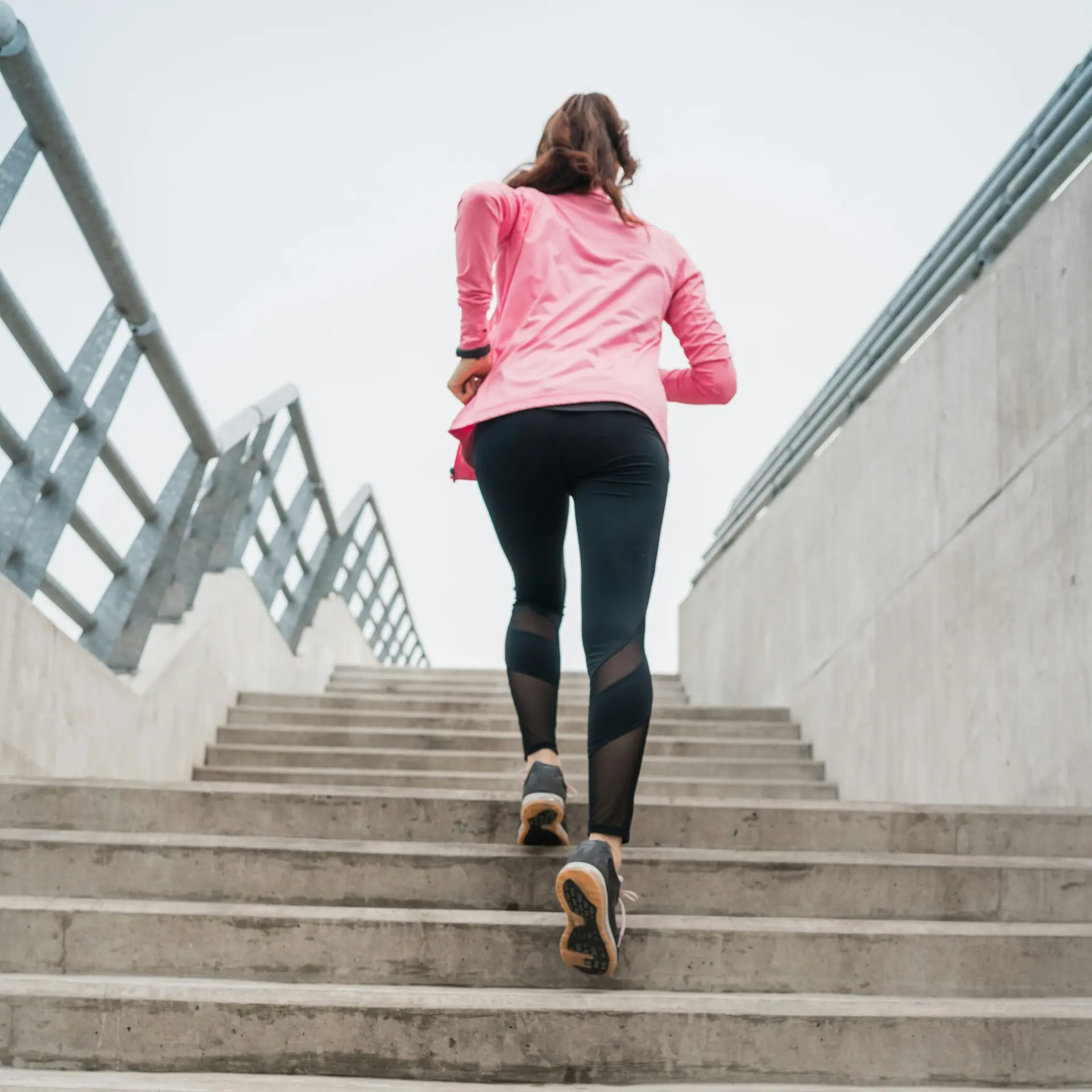 2026跑鞋推薦：8雙女生必看，從新手到長跑一次選 Getty Images Pe P J01xca Unsplash