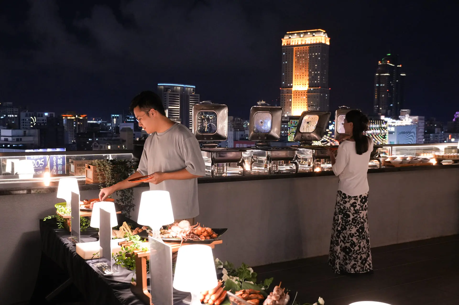 高雄英迪格酒店 Pier No.1 高空酒吧 中秋烤肉派對 高雄英迪格 Pier No.1 高空酒吧推出中秋限定「法式焰遇 Bbq」，賓客可一邊享用豐盛海陸料理，一邊欣賞高雄城市夜景。