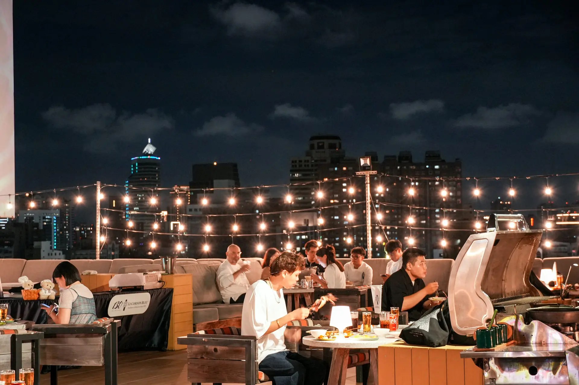 高雄英迪格酒店 Pier No.1 高空酒吧 中秋烤肉派對 燈串、夜景與露天座席交織出中秋夜氛圍，高雄英迪格 Pier No.1 讓賓客在城市高空自在享用 Bbq、與親友舉杯相聚。